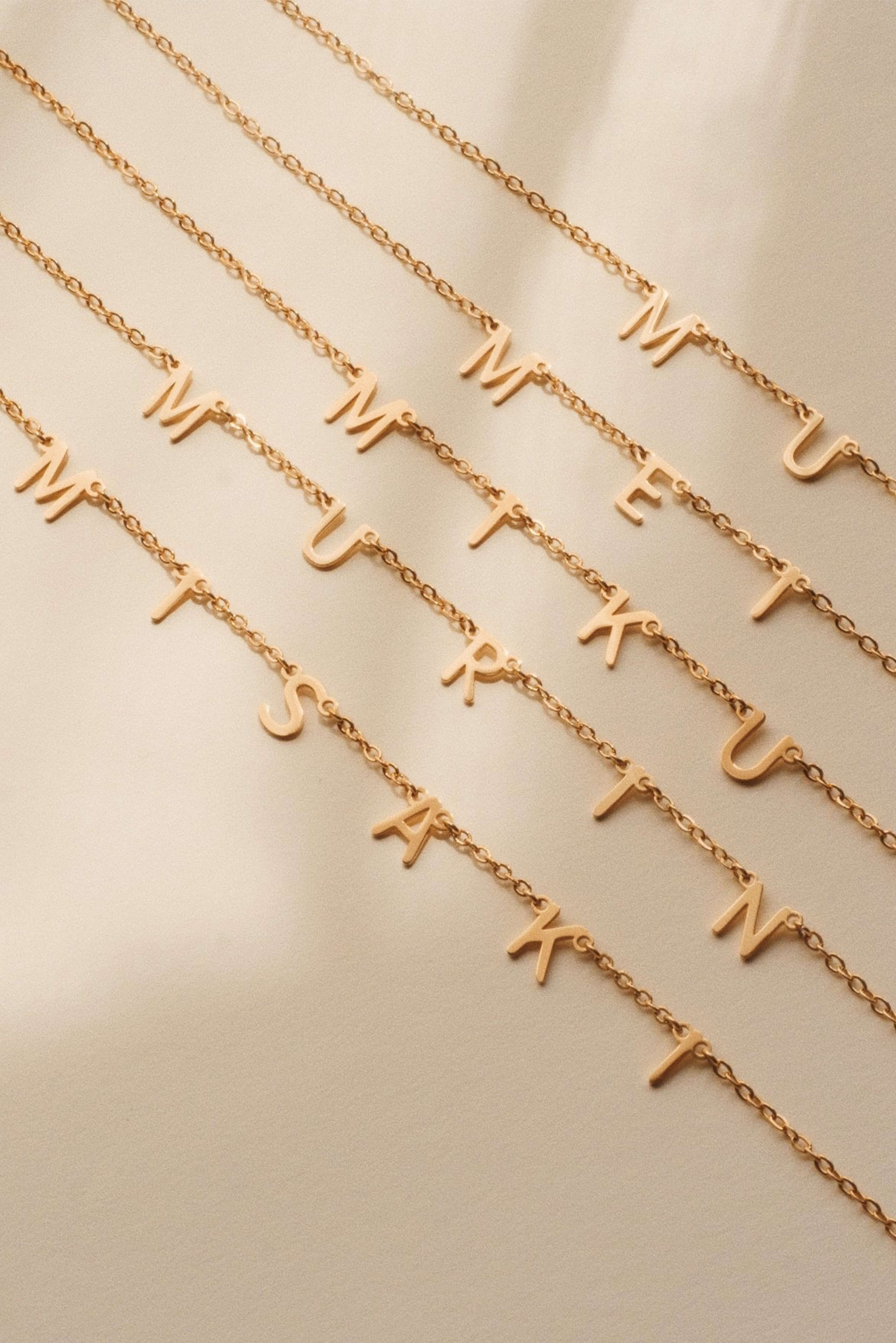 INITIAL NAME (NECKLACE)