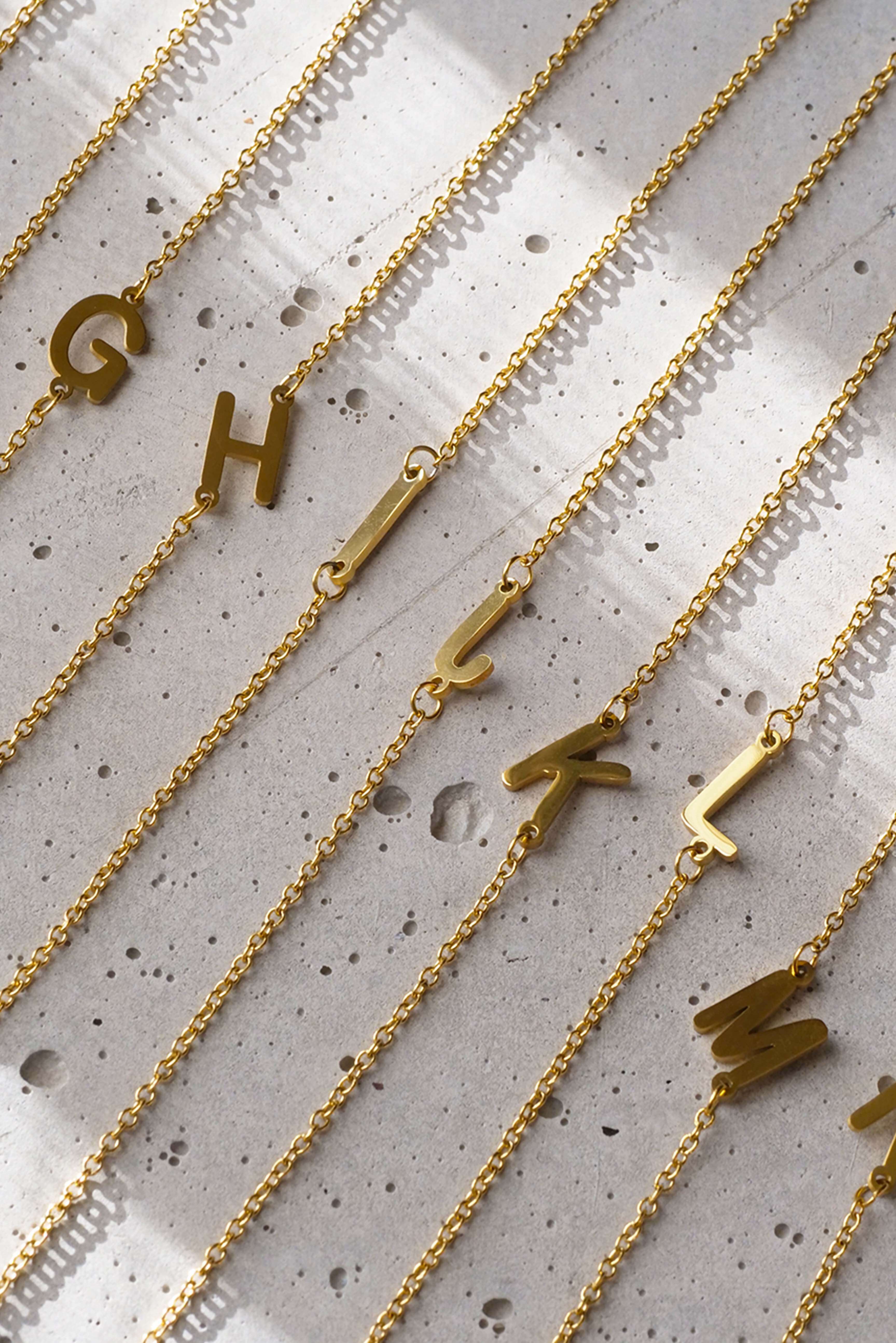 CHOKER INITIAL (NECKLACE)