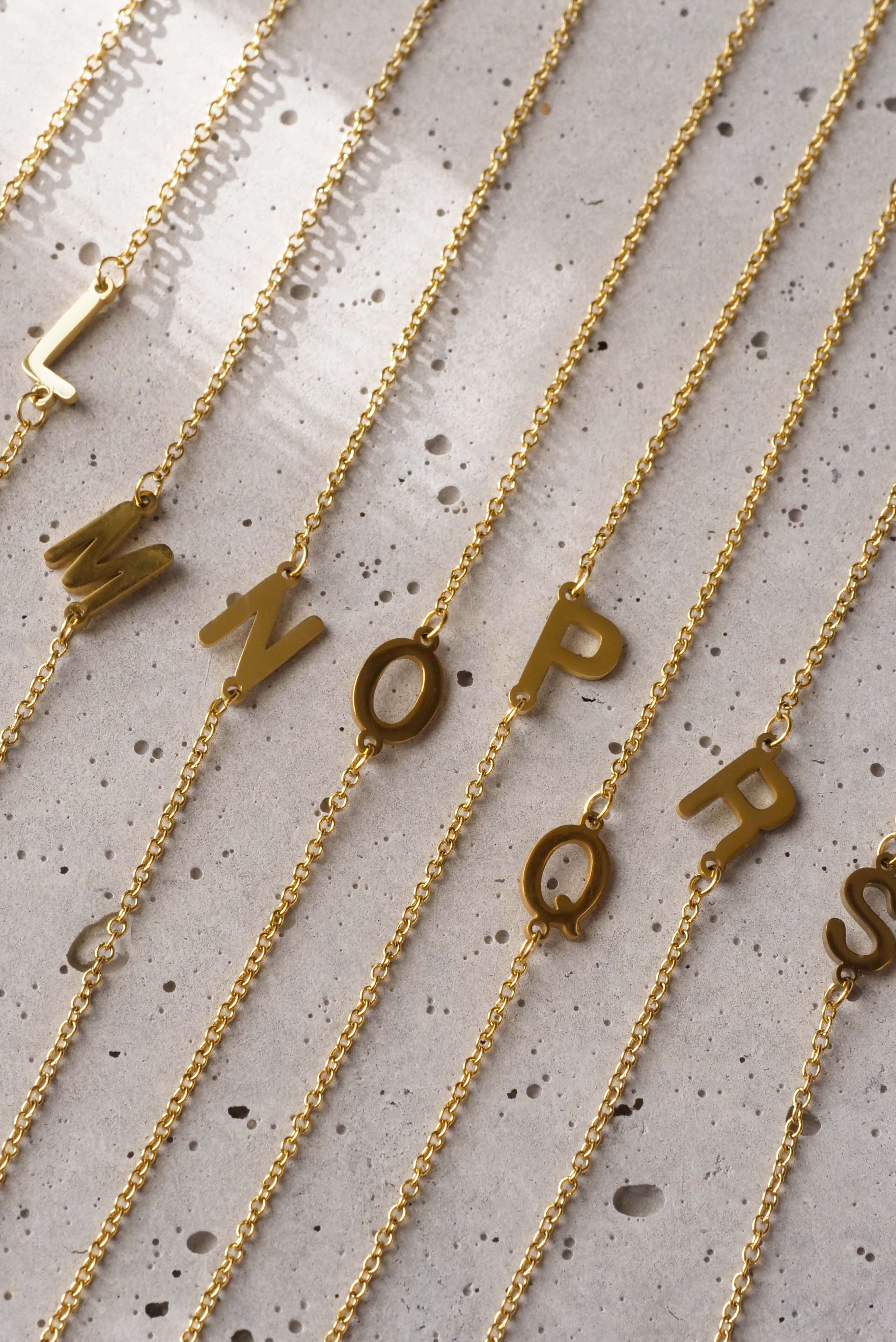 CHOKER INITIAL (NECKLACE)