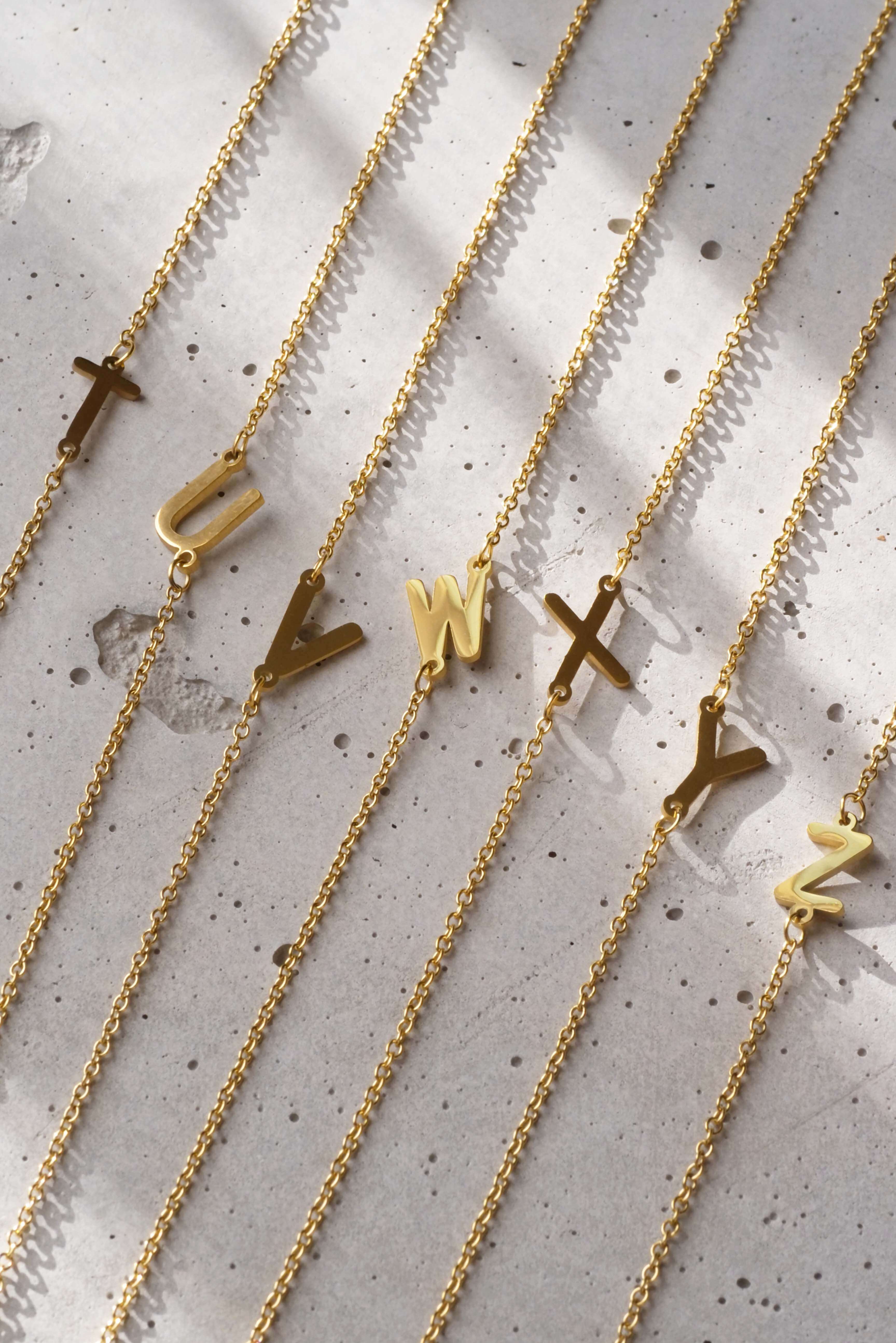 CHOKER INITIAL (NECKLACE)
